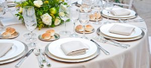 LocaBerry - Article - Sublimez votre table avec une vaisselle chic et une ambiance raffinée.