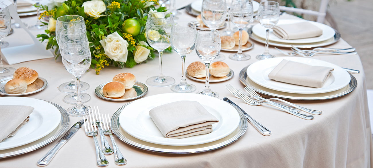 LocaBerry - Article - Sublimez votre table avec une vaisselle chic et une ambiance raffinée.