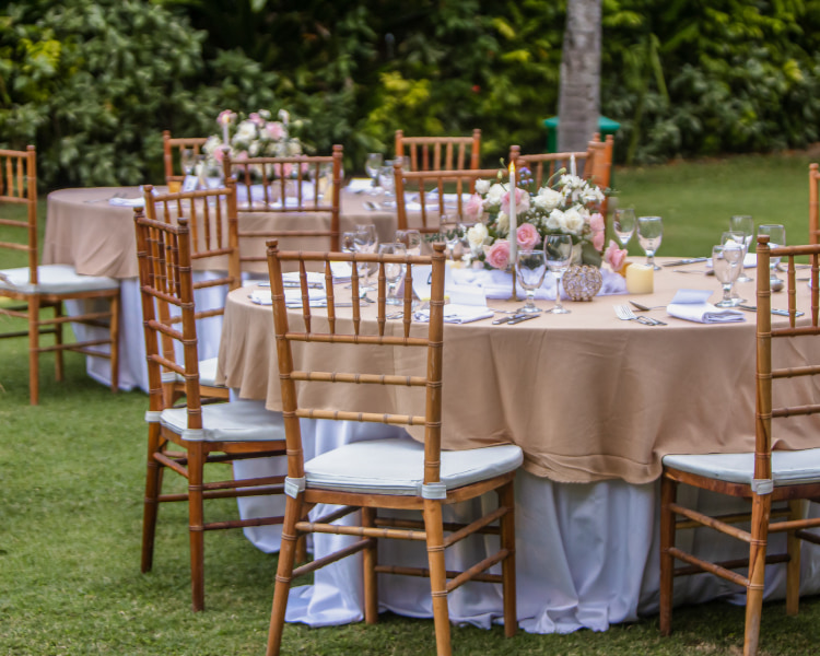 LocaBerry Loc'Events - Location de mobiliers (chaises, tabourets, Barnums, décoration)
